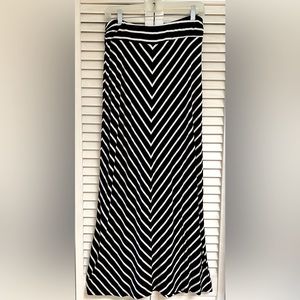 Liz Claiborne black and white pull on  on maxi skirt size medium